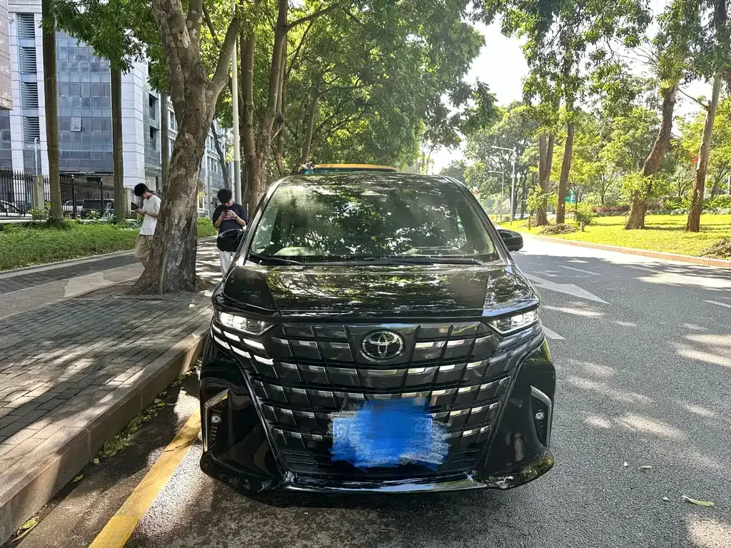 Toyota Alphard — фото 1