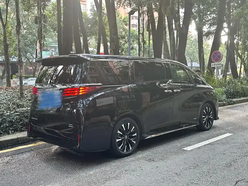 Toyota Alphard — фото 7