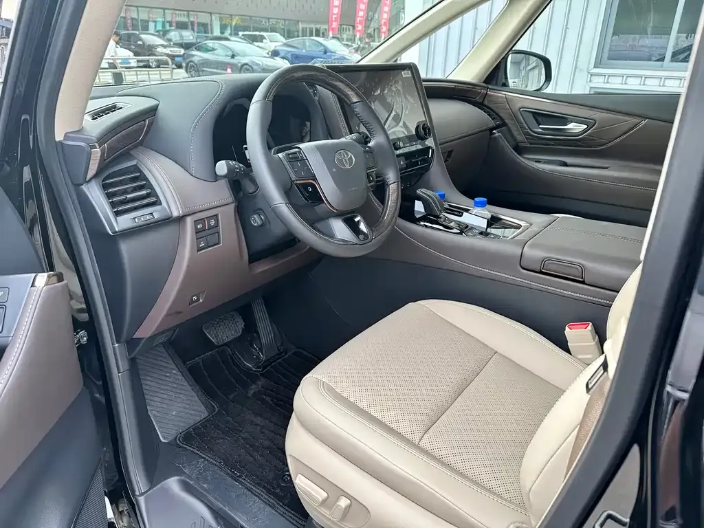 Toyota Alphard — фото 5