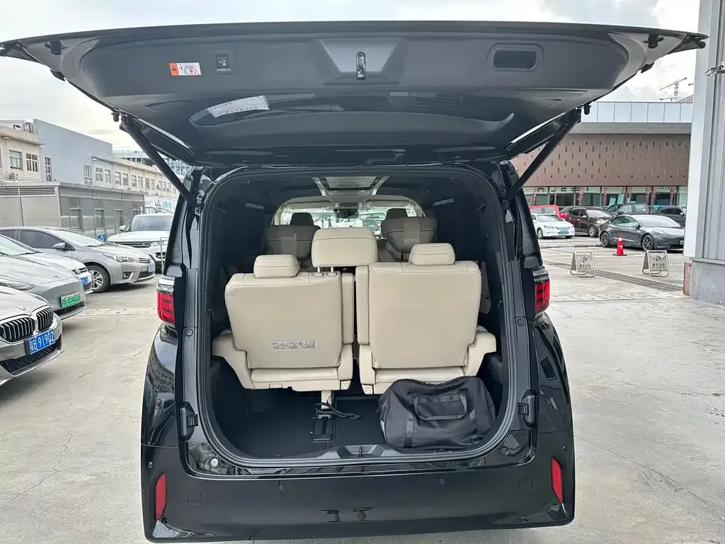Toyota Alphard — фото 4