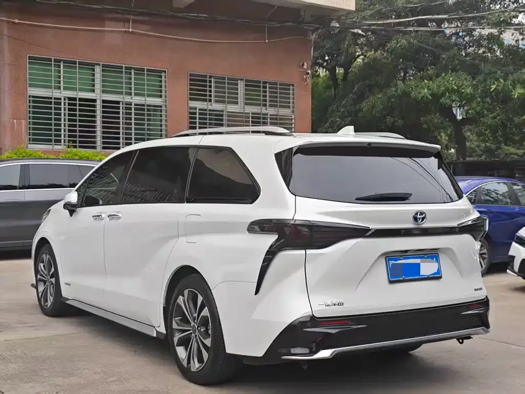 Toyota Granvia — фото 3