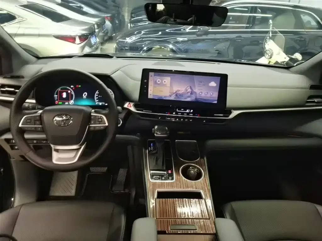 Toyota Granvia — фото 9