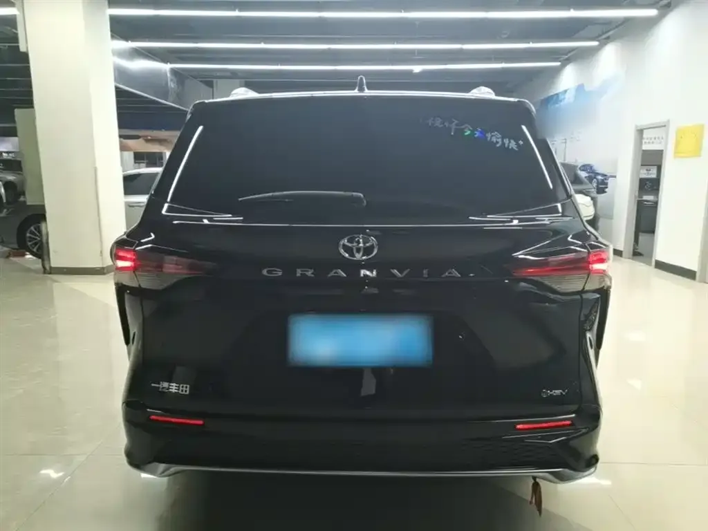 Toyota Granvia — фото 2