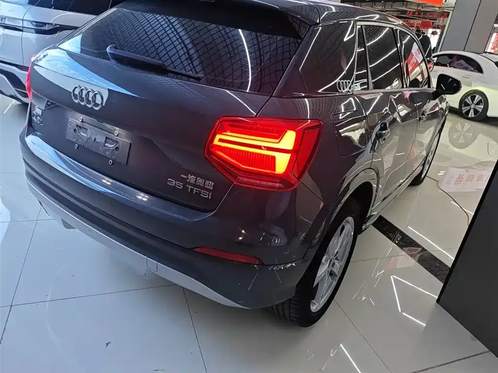 Audi Q2L — фото 8