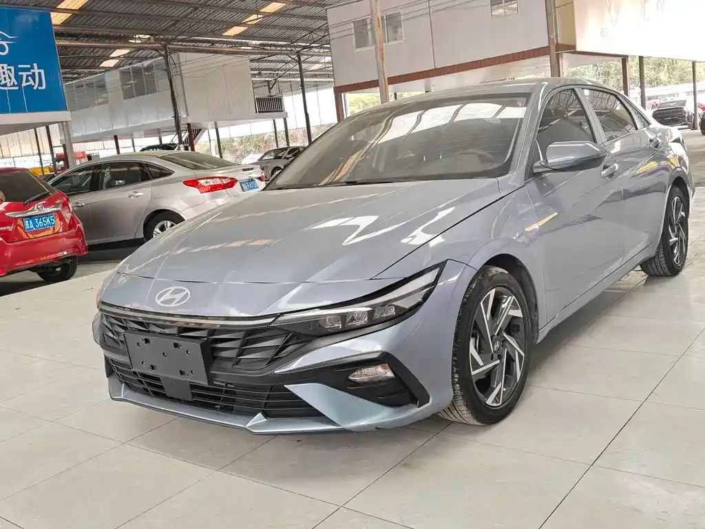 Hyundai Elantra — фото 1