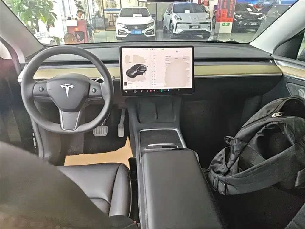 Tesla Model Y — фото 9