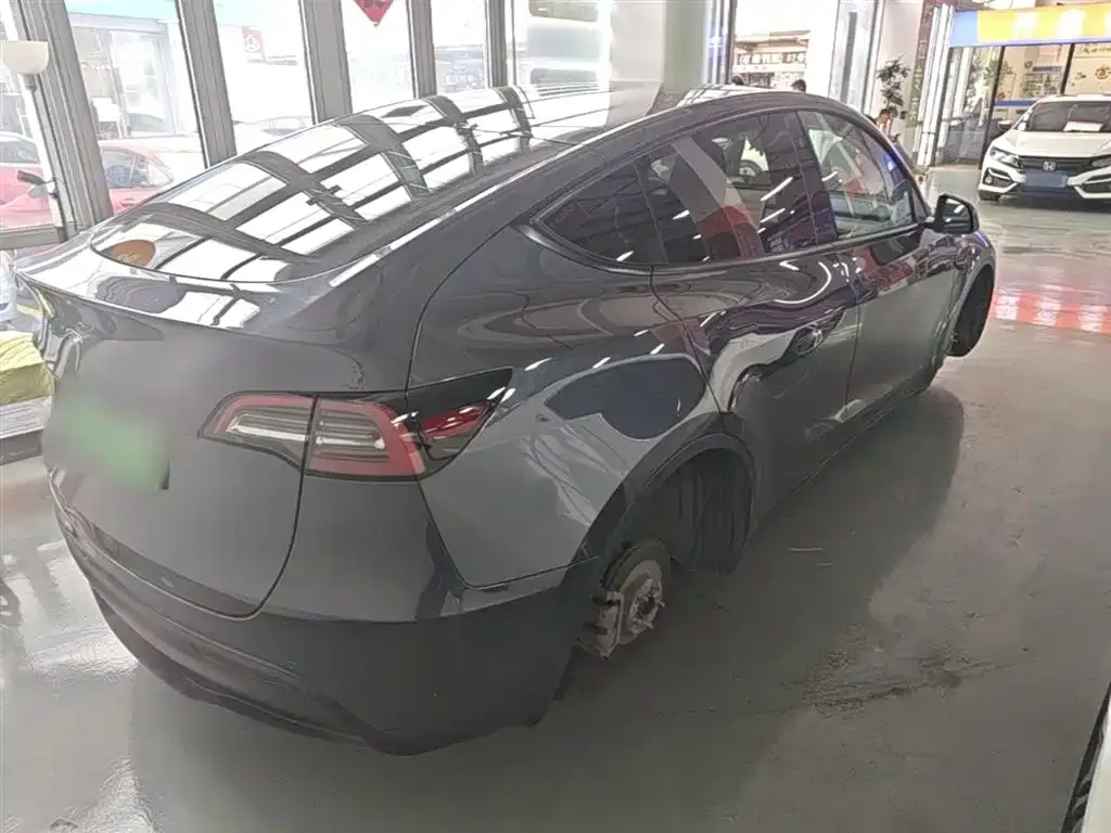 Tesla Model Y — фото 10