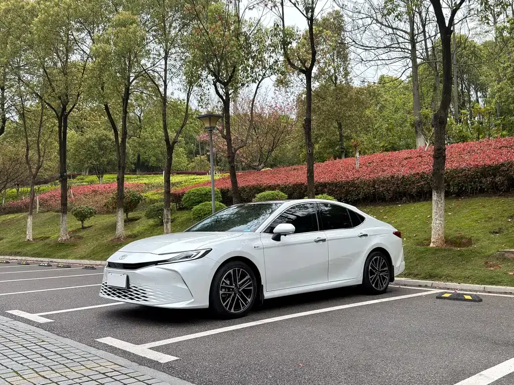 Toyota Camry — фото 1