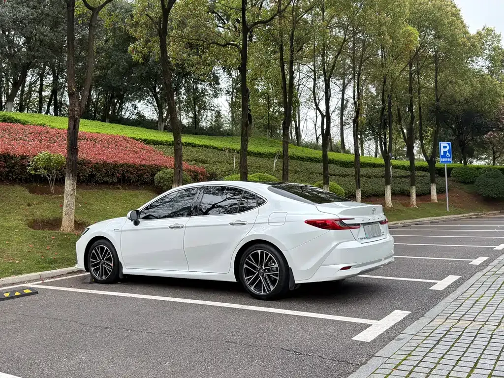 Toyota Camry — фото 10