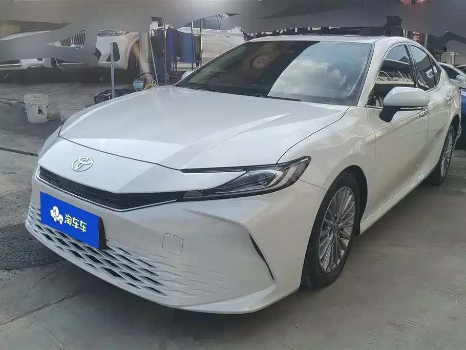 Toyota Camry — фото 1