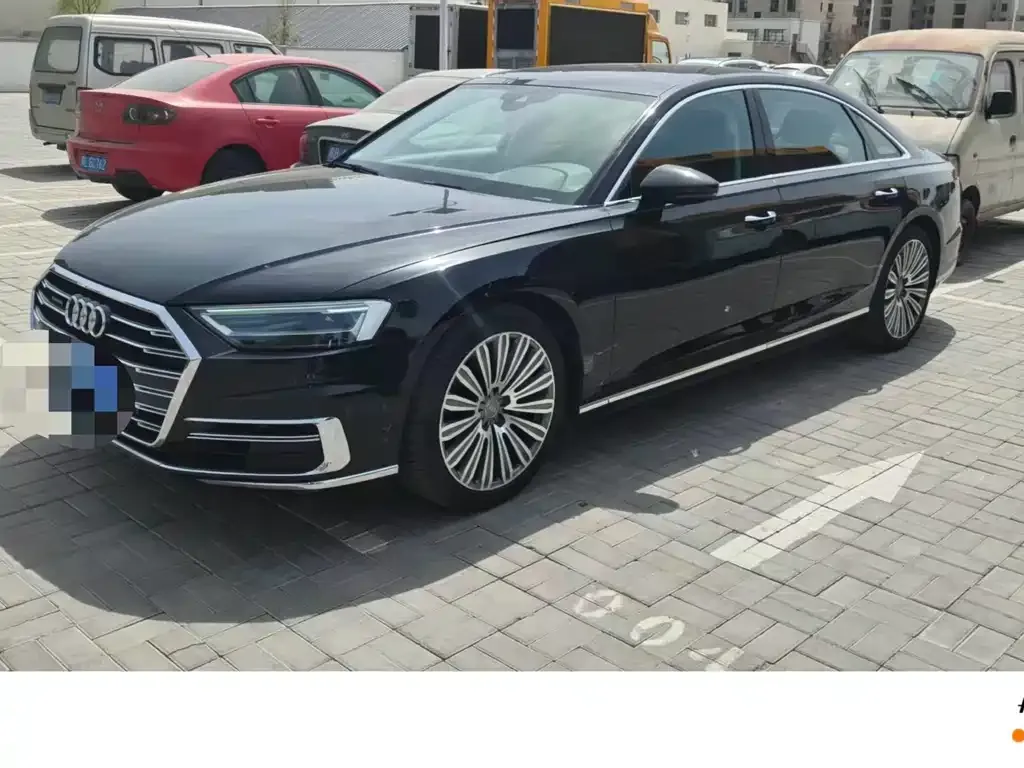 Audi A8 — фото 1