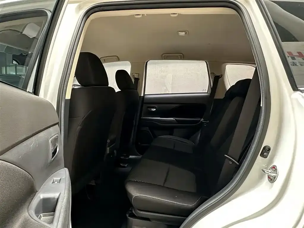 Mitsubishi Outlander 2023 из CN, фото 2