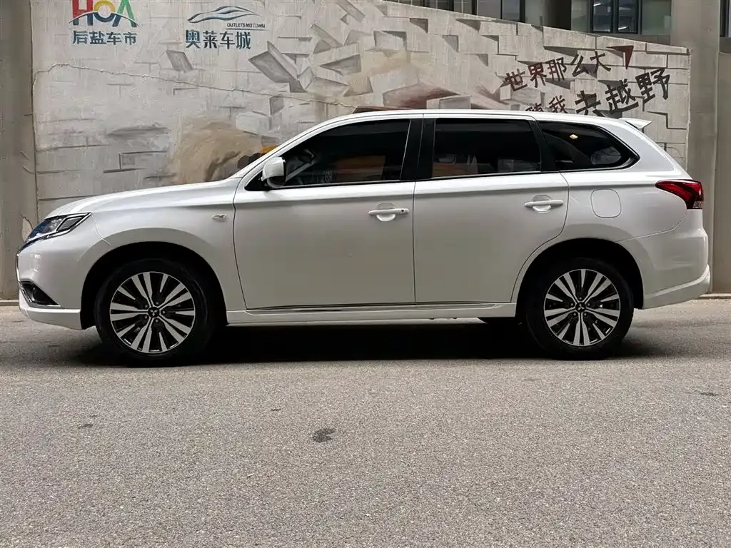Mitsubishi Outlander 2023 из CN, фото 9