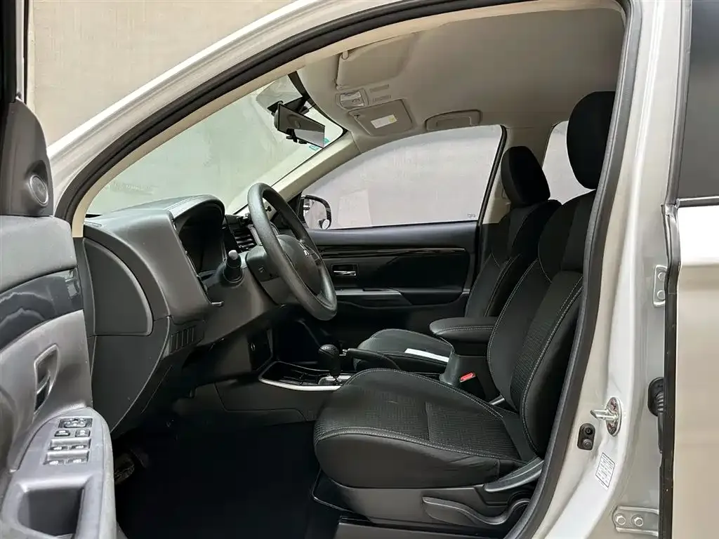 Mitsubishi Outlander 2023 из CN, фото 7