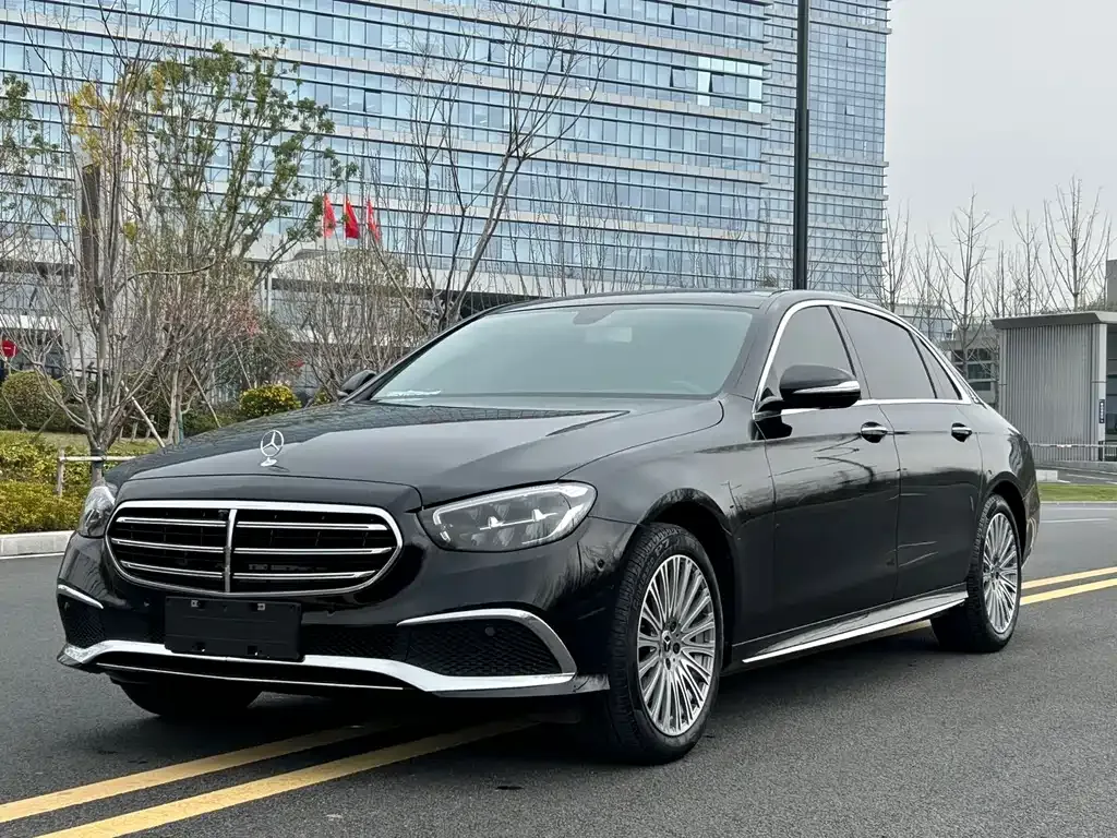 Mercedes-Benz E-Class — фото 1