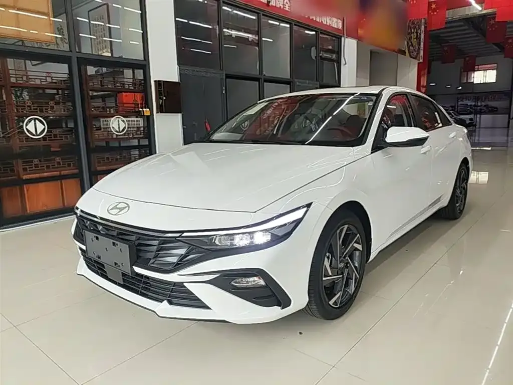 Hyundai Elantra — фото 1