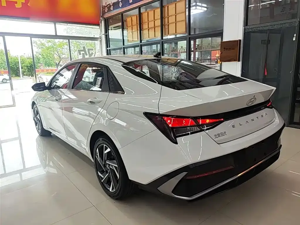 Hyundai Elantra — фото 6