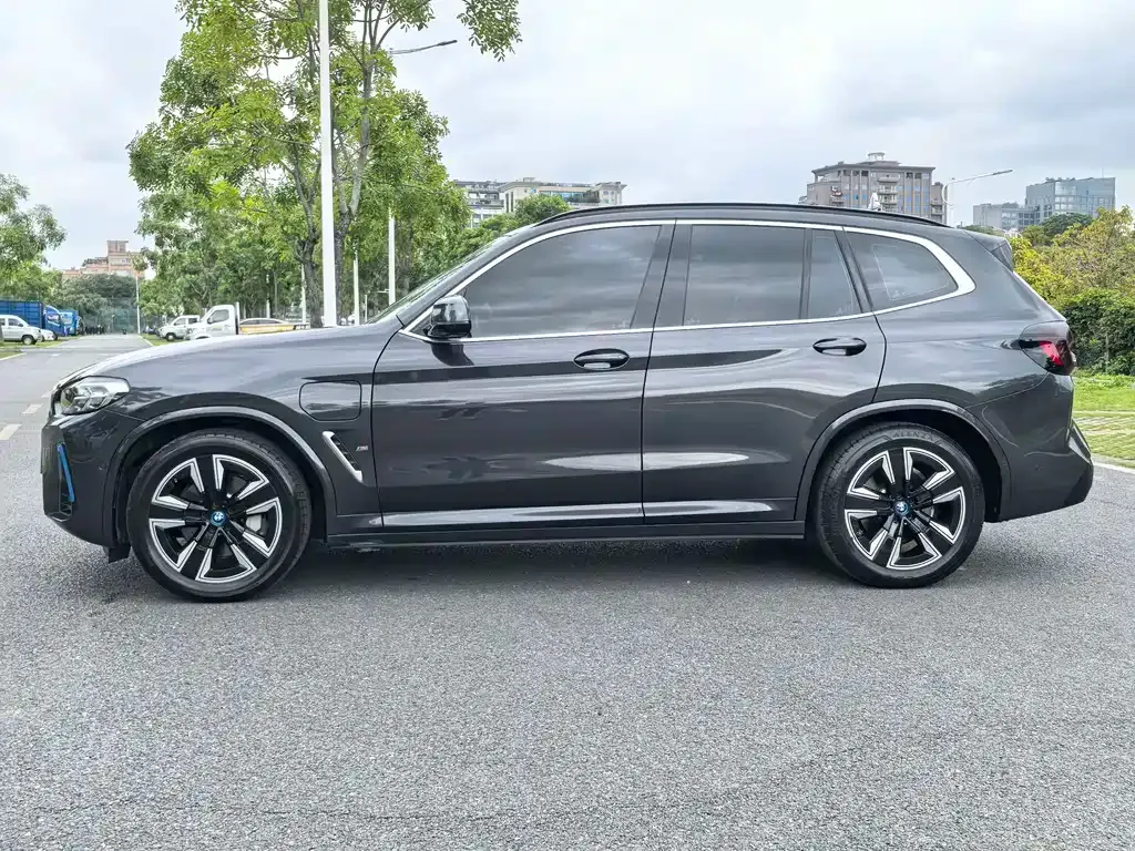 BMW iX3 — фото 4