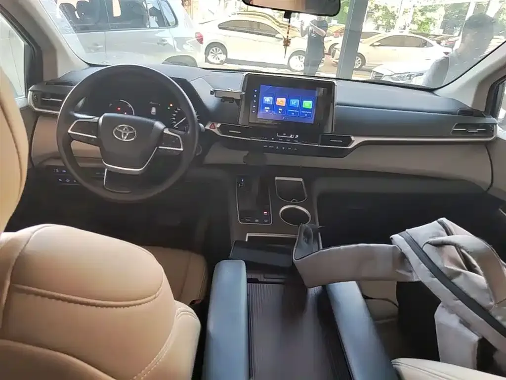 Toyota Sienna — фото 3