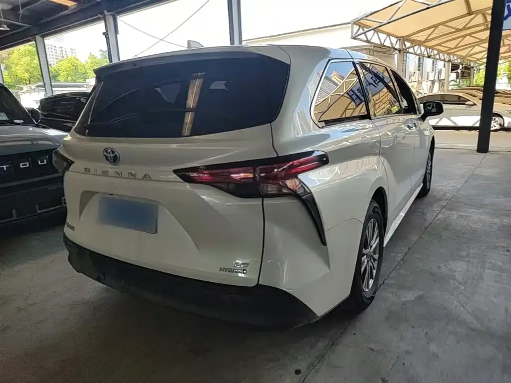 Toyota Sienna — фото 10
