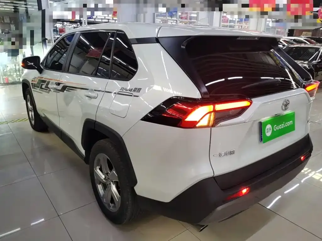 Toyota RAV4 — фото 7