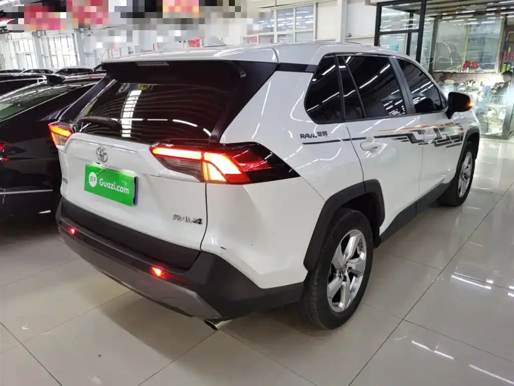 Toyota RAV4 — фото 5