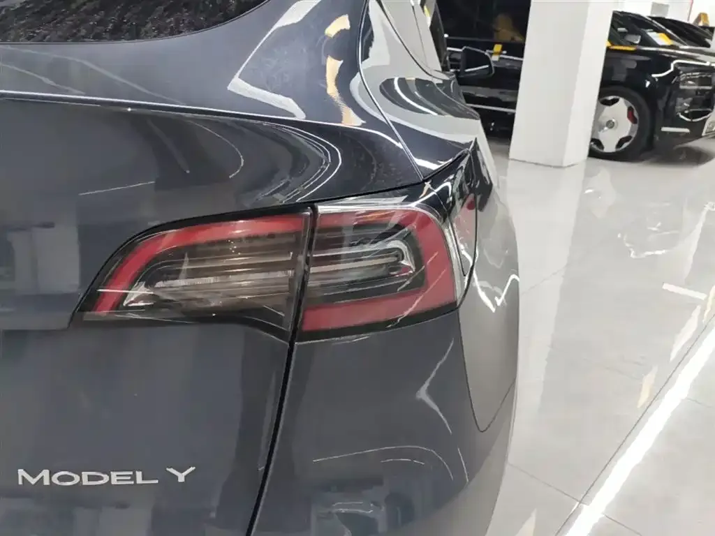 Tesla Model Y — фото 5