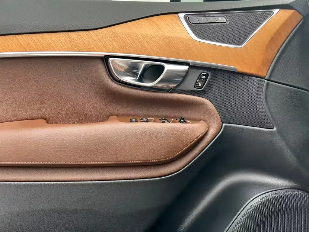 Volvo XC90 — фото 9