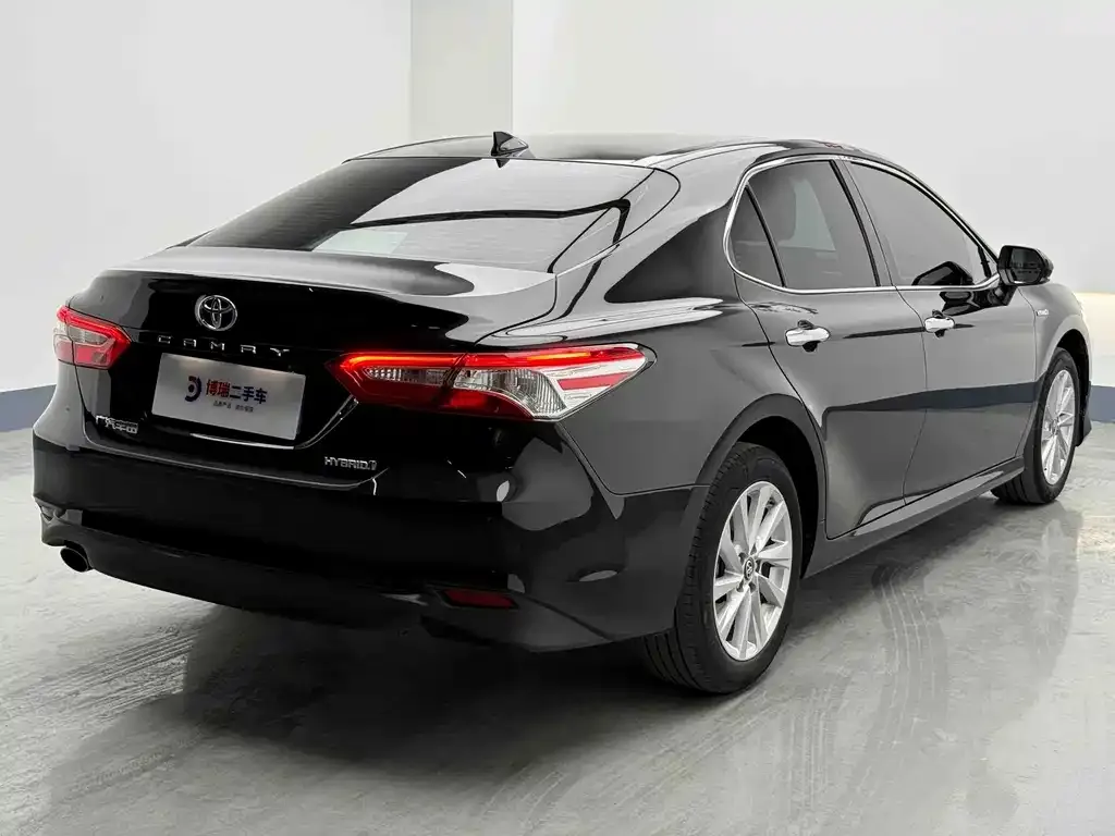 Toyota Camry — фото 7