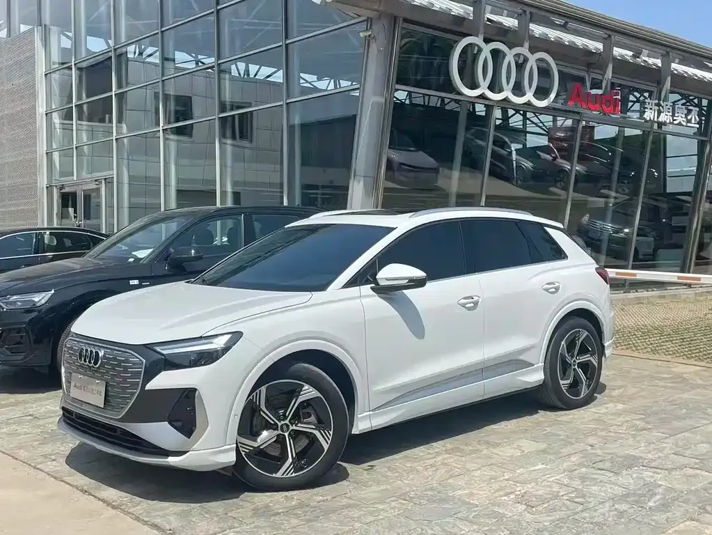 Audi Q4 e-tron — фото 1