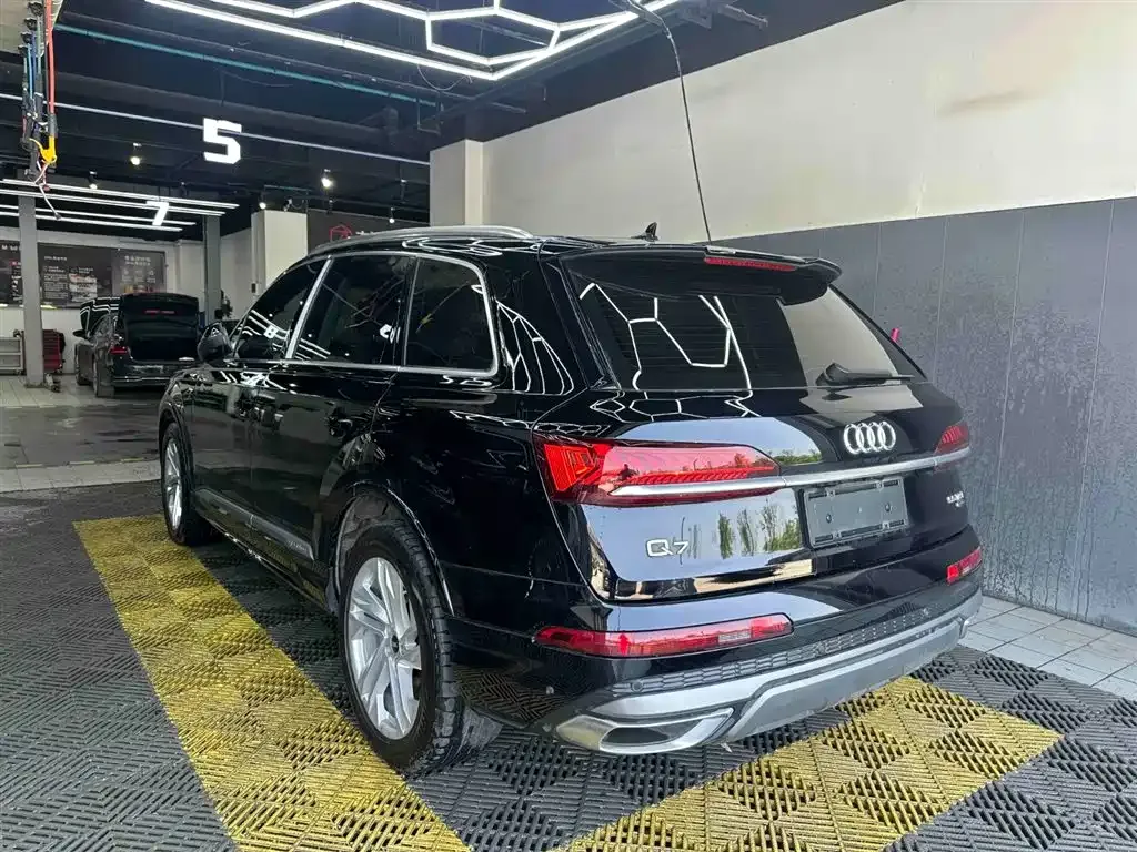 Audi Q7 2021 из CN, фото 6