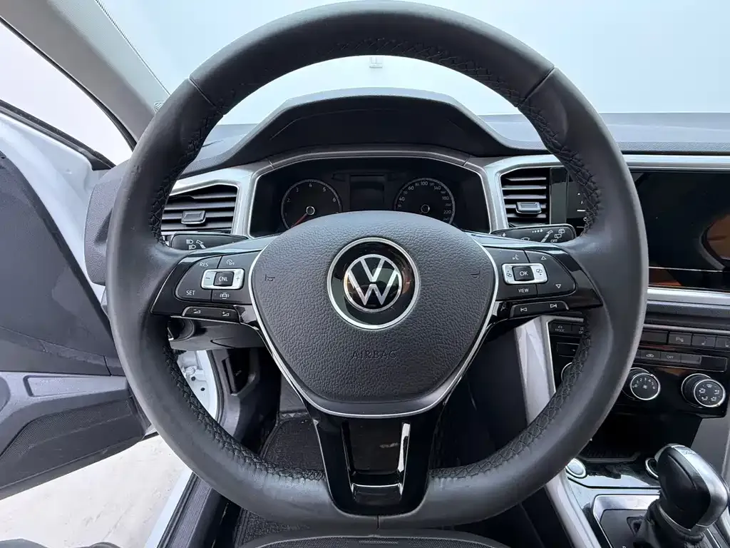 Volkswagen T-Roc — фото 7