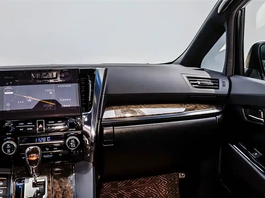 Toyota Alphard — фото 8