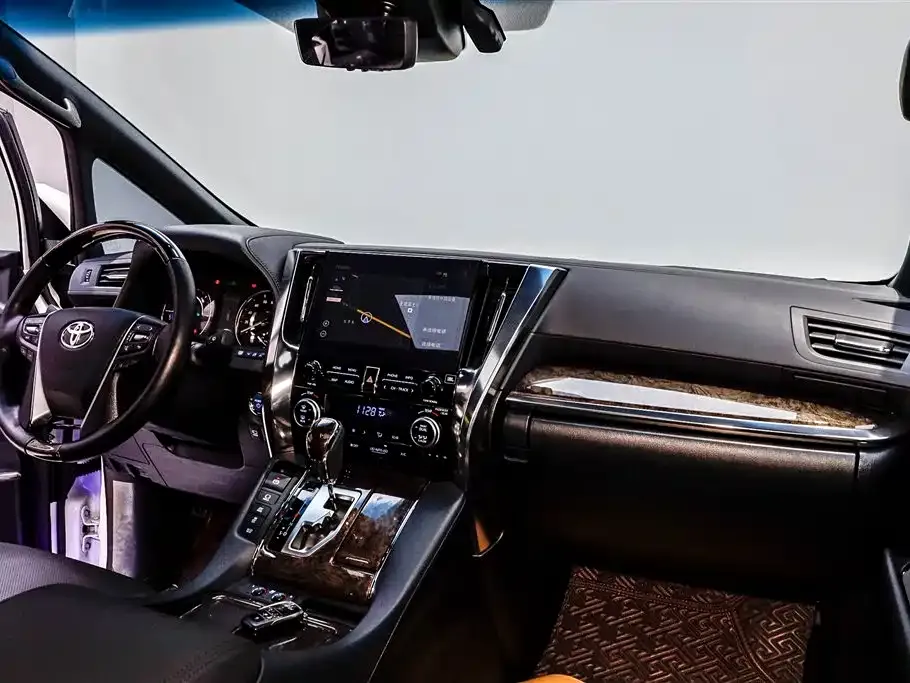 Toyota Alphard — фото 9
