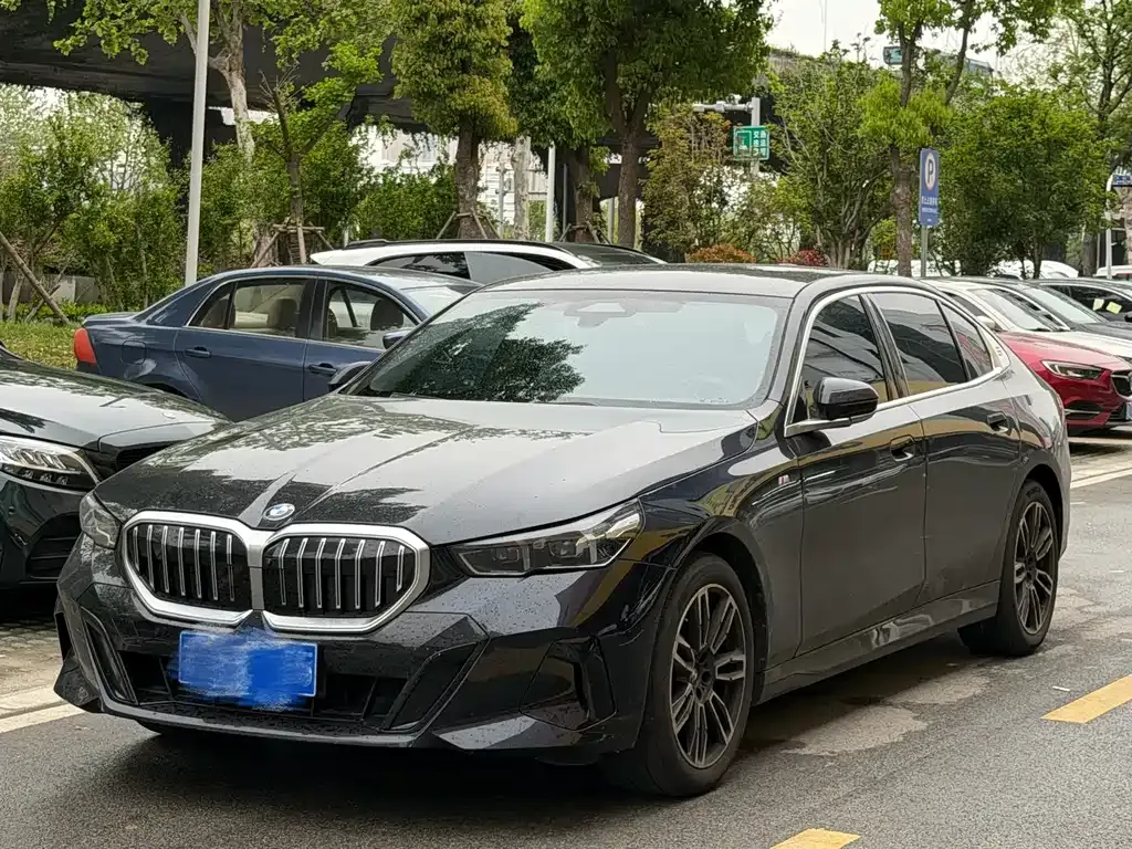 BMW 5 Series — фото 1