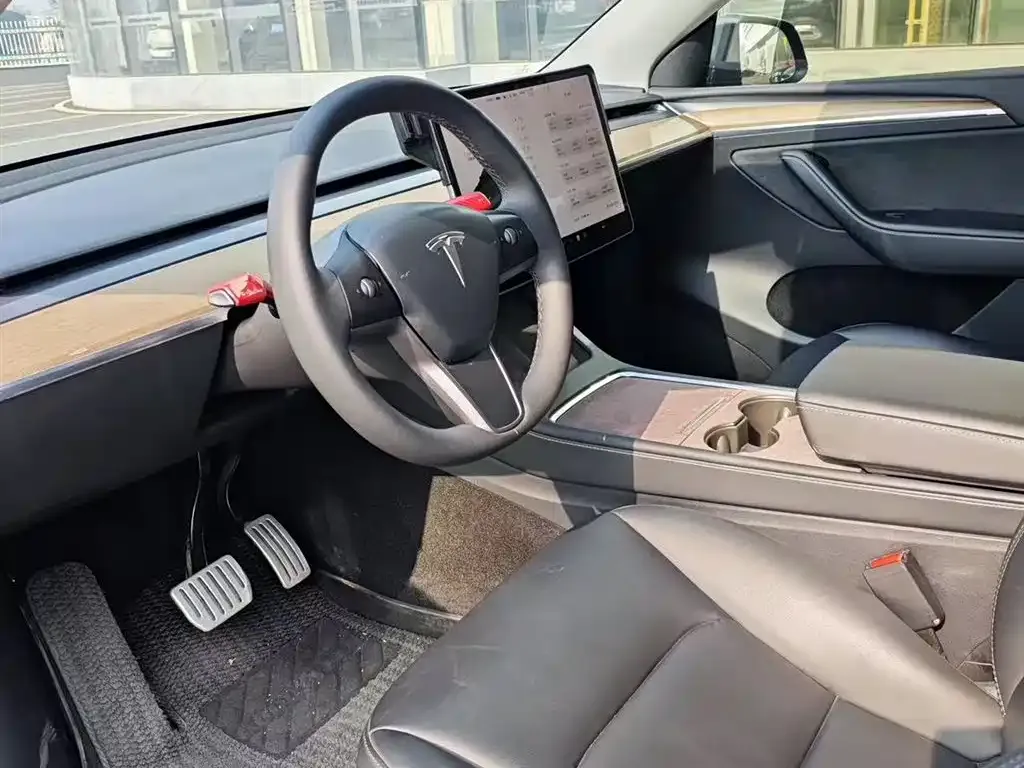 Tesla Model Y — фото 7