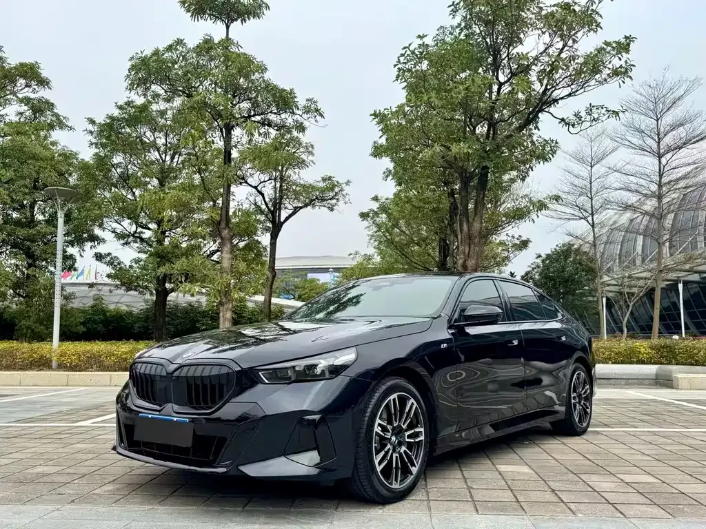 BMW 5 Series — фото 1