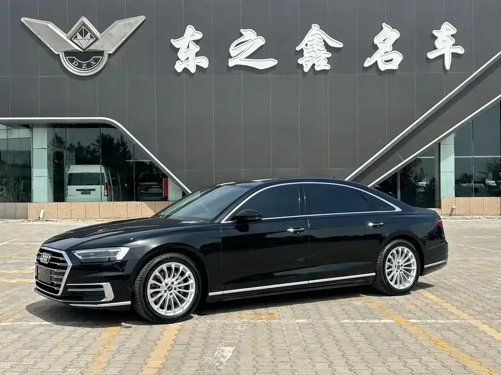 Audi A8 — фото 1