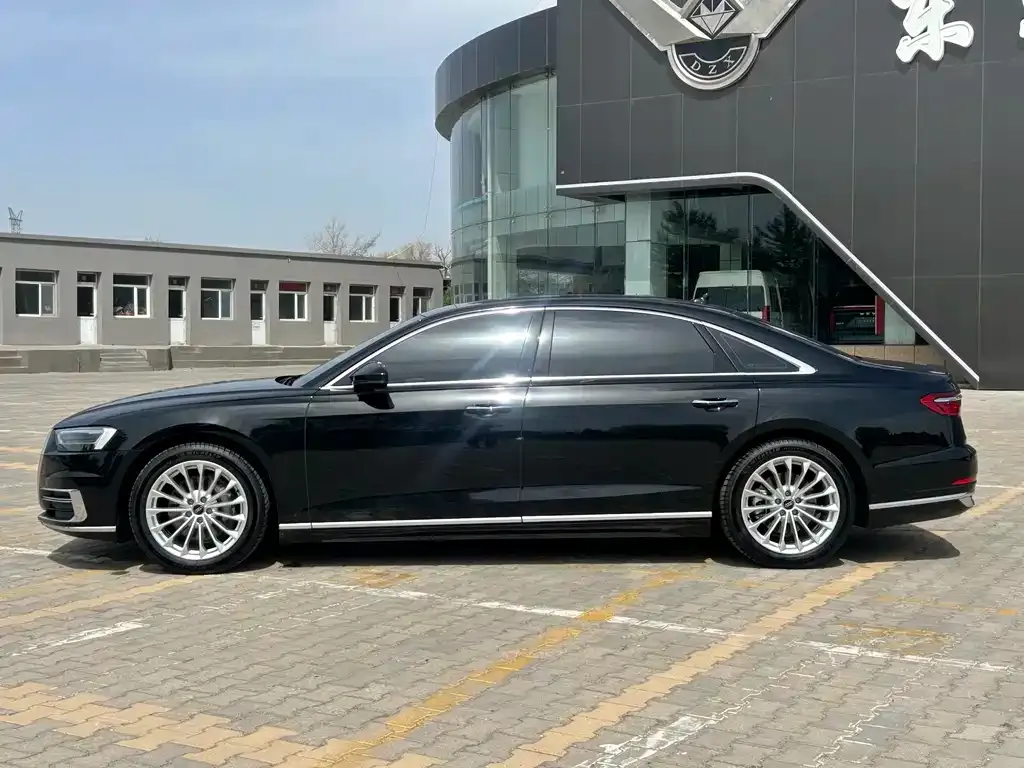 Audi A8 — фото 2