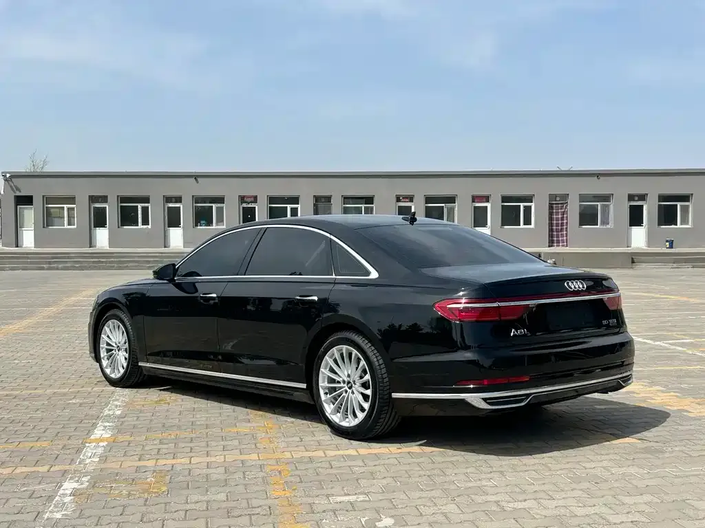 Audi A8 — фото 3