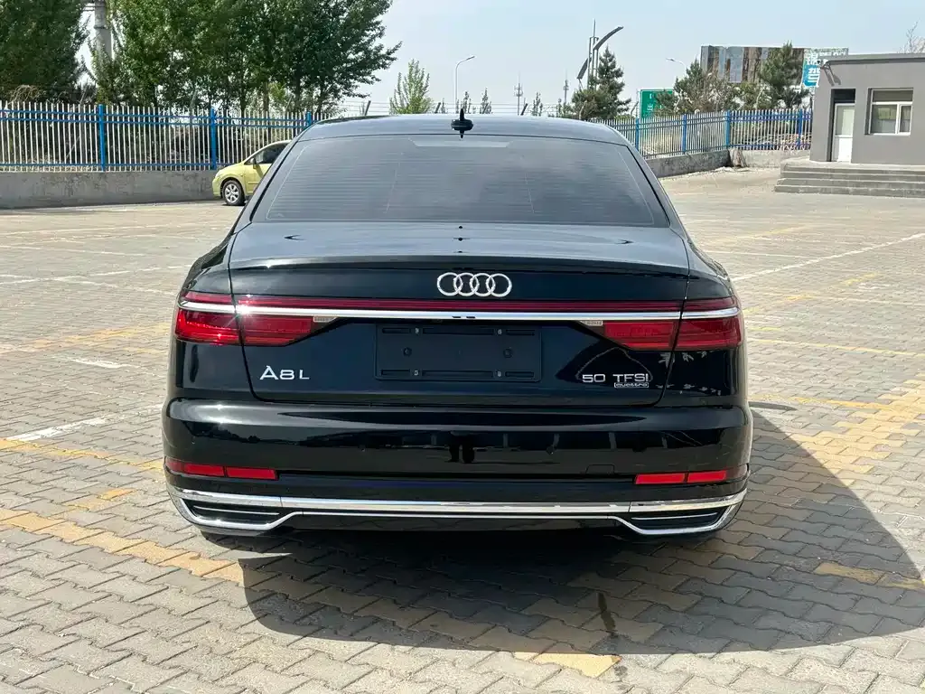 Audi A8 — фото 6