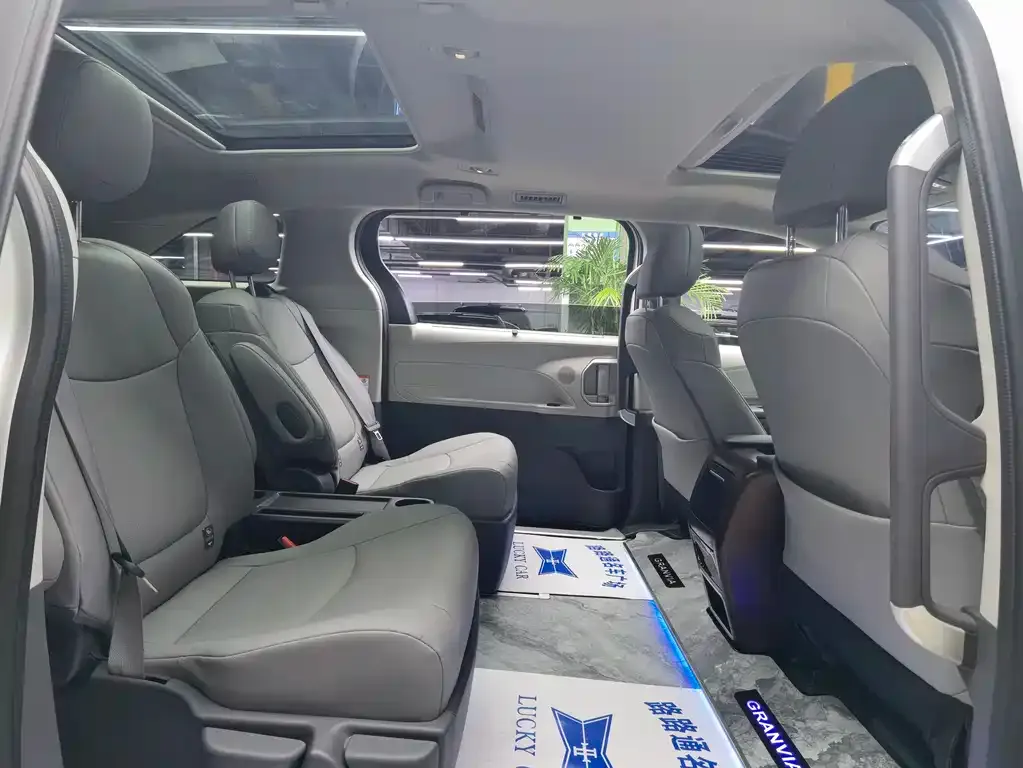 Toyota Granvia — фото 2