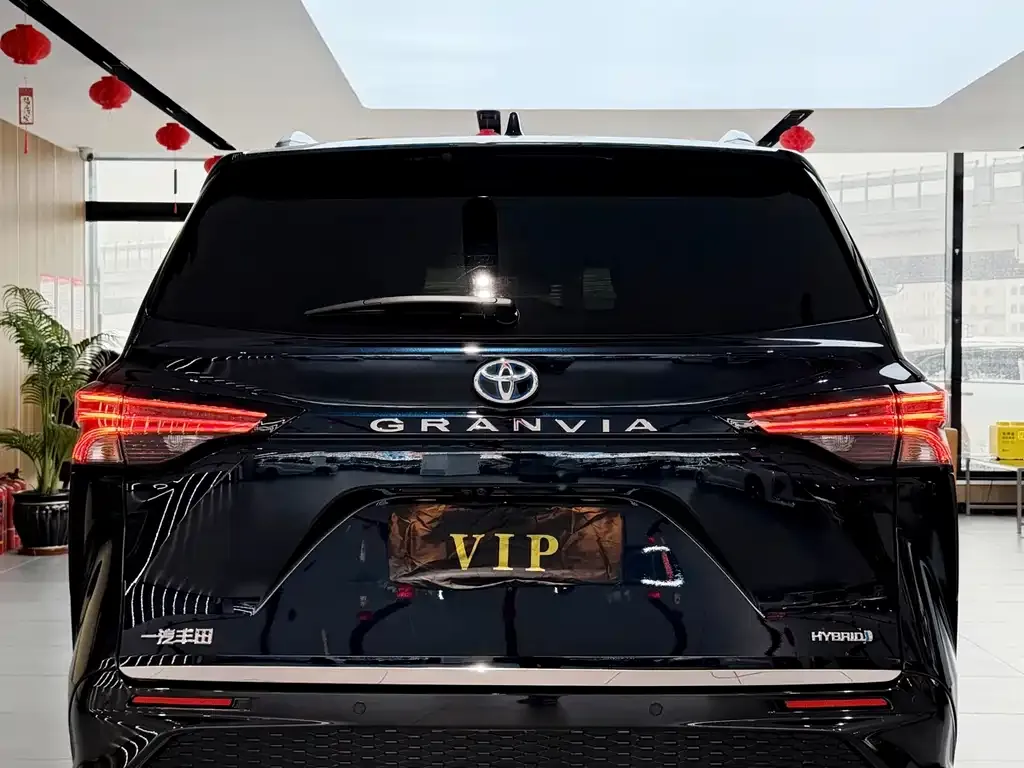 Toyota Granvia — фото 7