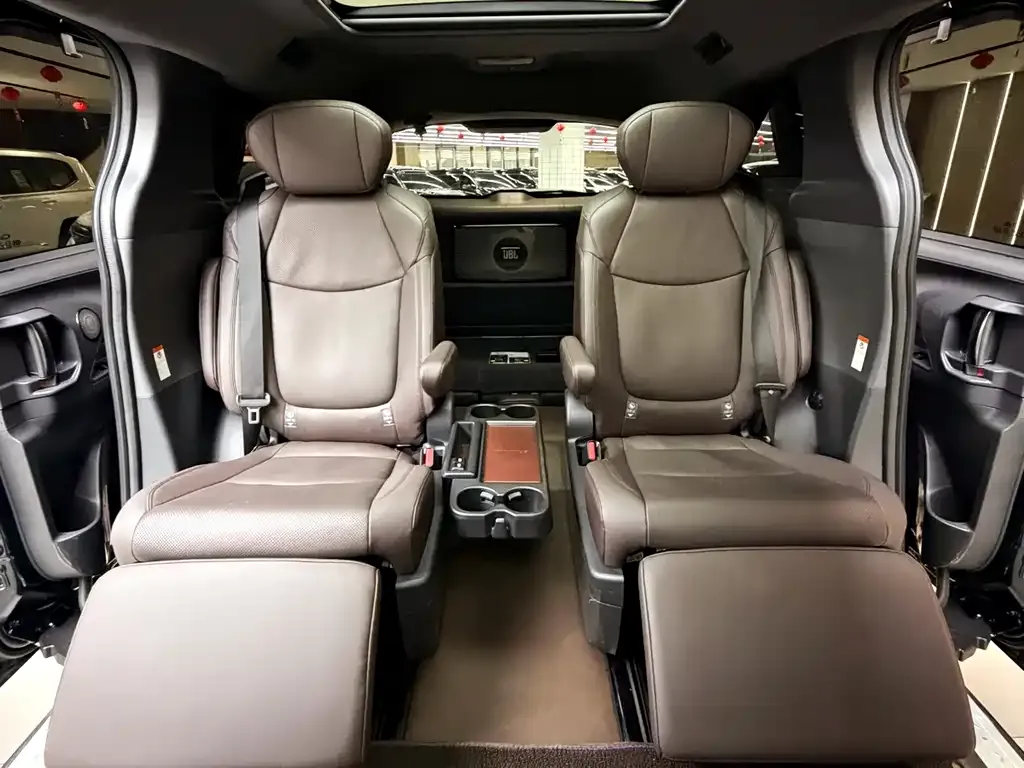 Toyota Granvia — фото 4