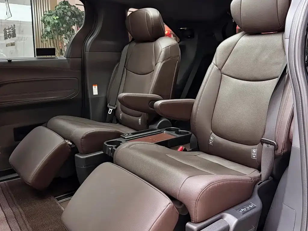 Toyota Granvia — фото 2
