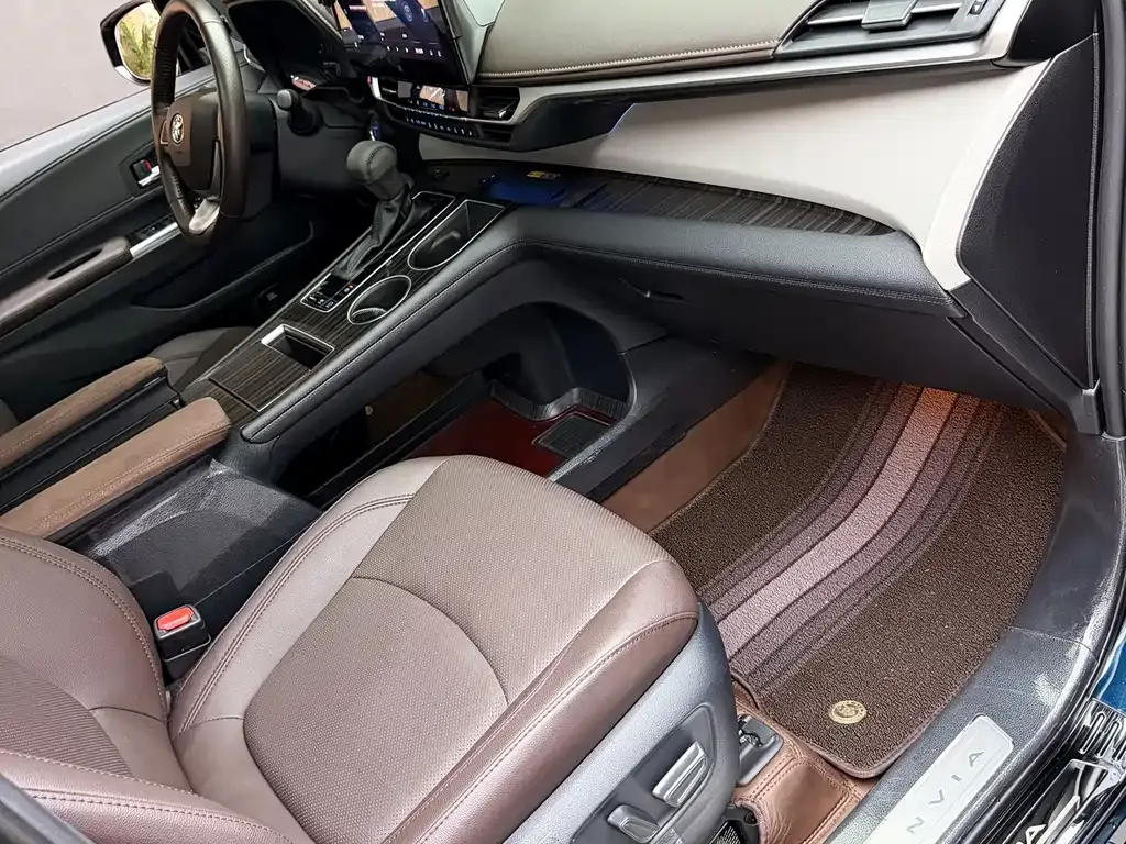 Toyota Granvia — фото 10