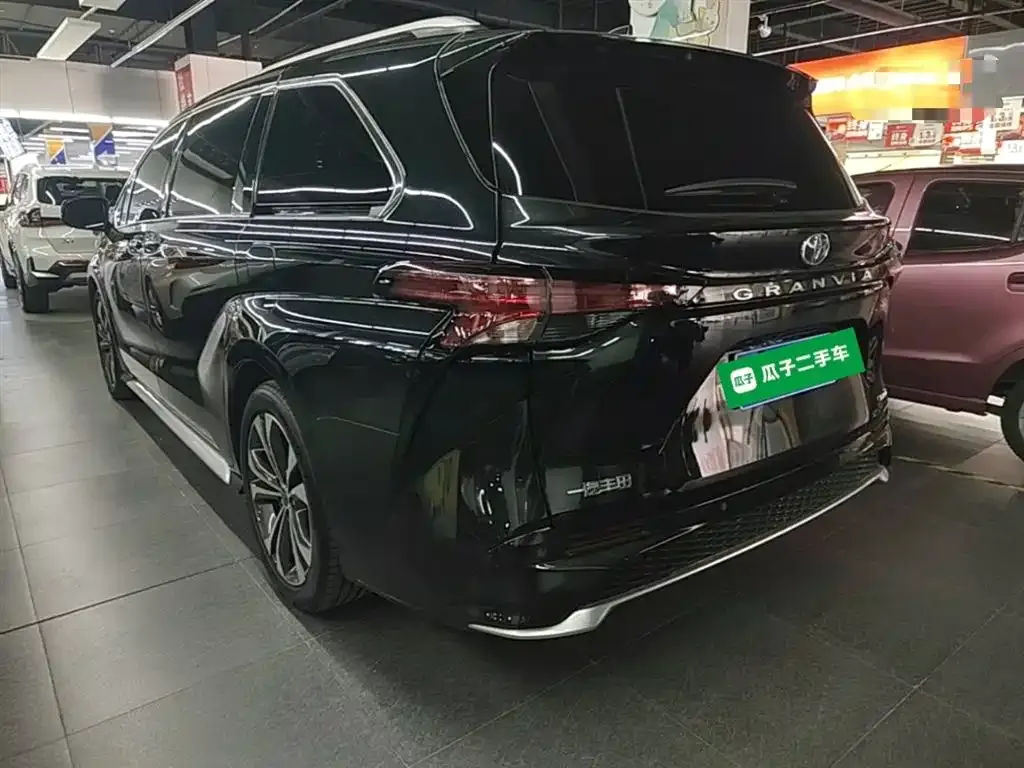 Toyota Granvia — фото 10