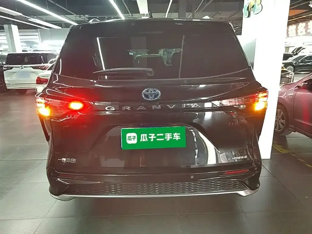 Toyota Granvia — фото 6