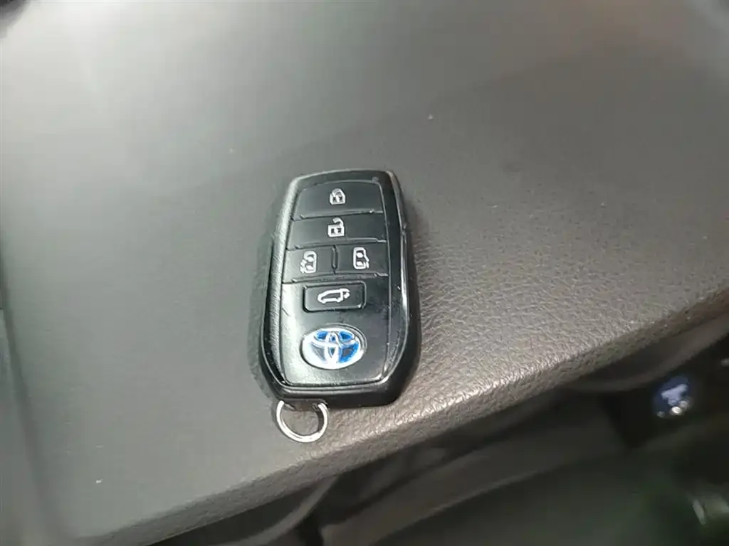 Toyota Granvia — фото 2