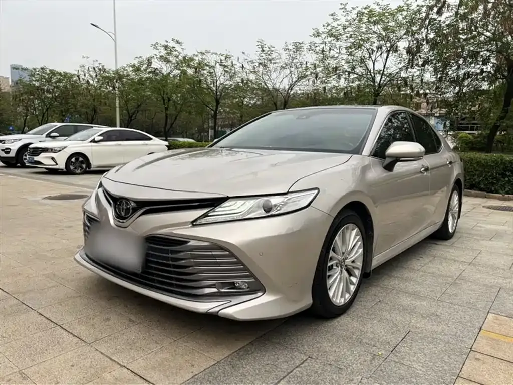 Toyota Camry — фото 1